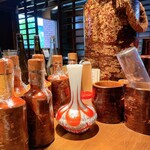 もつ鍋 六花舎 - 桜樽につけられた焼酎がずらり