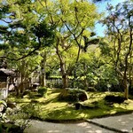 松屋 - 奥には美しい日本庭園が広がっています。