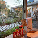 ロージーティーハウス - 店内から見えるお庭