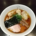 特製ワンタン麺ハーフ黒だし（平打ちちぢれ麺）