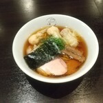 特製ワンタン麺ハーフ黒だし（平打ちちぢれ麺）