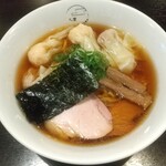 八雲 - 特製ワンタン麺ハーフ黒だし（平打ちちぢれ麺）