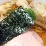 八雲 - 特製ワンタン麺ハーフ黒だし（平打ちちぢれ麺）アップ