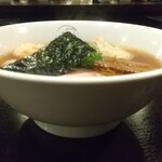 八雲 - 特製ワンタン麺ハーフ黒だし（平打ちちぢれ麺）