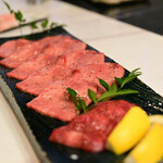 焼肉 拍手喝采 - ジューシーたん！脂身がセクシーすぎる