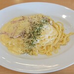 オレンジシャリマティ - たまごとベーコンのクリーム生パスタ