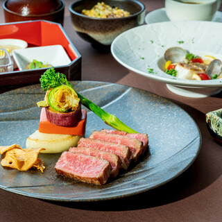 From luxurious Kobe beef Teppanyaki courses to easy-to-enjoy cake sets!