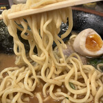 横浜家系らーめん 武術家 - 平打ち中太麺