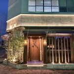 トゥ・ラ・ジョア イズム - 外観