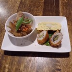 なんくる食堂 - お通し：肉じゃが（ただしじゃがではなく豆腐）、アーサーの玉子焼き、ちくわキュウリ