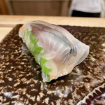 変タイ鮨 すがひさ - 〆鯖と大葉の生春巻き