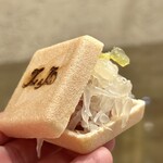 トゥ・ラ・ジョア イズム - モナカ