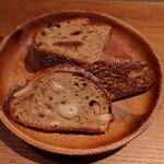 清澄白河 フジマル醸造所 - パンの盛り合わせ （奥から）カンパーニュ、無花果と胡桃のパン、カシューナッツと黒胡椒のパン