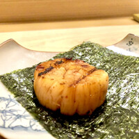 鮨 神楽 - 立派な帆立ですね♫ こんがり醤油が旨い！