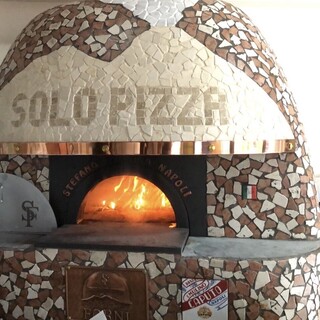 ピッツァ以外の料理もナポリの薪窯で調理しています！