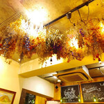 健康レストラン かろり500 - 店内はドライフラワーで飾られています