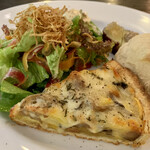 SPRING FIELD - 滿滿起司的鹹派，酥脆的外皮 (＊´v`＊)