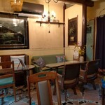 まめそら食堂 - 店内はこじんまりしてて3人掛けテーブル×2、4人掛けテーブル×1とカウンター席があるがカウンター席は物置きになっていた。