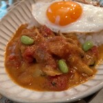 Mamesora Shokudou - まめそらカレー側: 季節野菜とチキンのスパイスカレー、野菜中心でヘルシーな感じかと思いきやチキンもしっかり入ってる