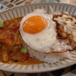 まめそら食堂 - カレーとチリあいがけごはん 目玉焼き付! 1100円税込、平日ランチはごはん大盛り無料、+50円でライスを発芽玄米に変更可、以下内税表記