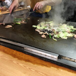 ホルモン料理専門處 利根屋 - 調理３