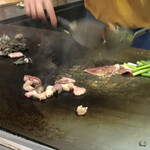 ホルモン料理専門處 利根屋 - 調理２