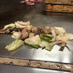 ホルモン料理専門處 利根屋 - ホルモン＋野菜