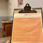 ゴールデンゲートバーガー - メニューのオレンジ色、食欲増し増し