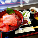 Oomanzoku - 大トロ、中トロ、赤身が乗った3色マグロ丼。