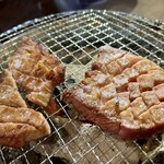 十勝ホルモン KEMURI - 厚切り極み牛タン　焼きます！焼きます！