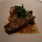 CROWN - フランス産カイユを2種の調理法ソテーとコンフィで  フォアグラのポワレと共に アーティチョークのバリグールを添えて 