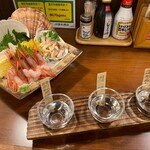 遠藤水産 - 増毛産 活ホタテ刺身、北海道産 甘ええび刺身5尾、苫小牧産 活ホッキ刺身と増毛 国稀酒造 地酒 飲み比べ 特別純米酒、国稀吟醸、北海鬼ころし。