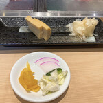 寿司安 - お漬物3種と卵焼きにガリ、笹川流れの藻塩