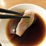 紅葉亭 - わさびをのせて、さっぱりとしたタレをつけていただきます。美味しー