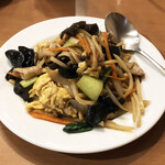 紅葉亭 - 豚肉キクラゲ玉子炒め800円。キクラゲたっぷり。少し濃いめの味付けがお酒にぴったり