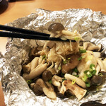紅葉亭 - きのこのホイル焼き580円。この日のオススメから。ホイルをあけた瞬間のきのこの香りが抜群。秋を堪能できました