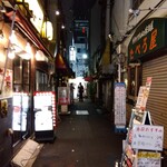 鶴亀 - 店前の路地(2022年10月12日撮影)