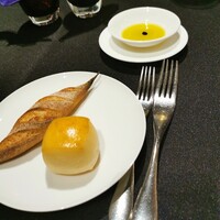 ラ ターブル ドゥ ジョエル・ロブション - オリーブオイルが美味すぎて、パンを食べ過ぎました