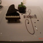 CROWN - 名物のピアノ