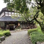 そば玄 藪椿 - お店の外観　駐車場からお店まで