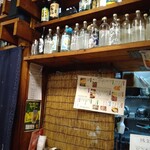 ほんま門  - 昭和感ある店内。