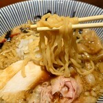 焼きあご塩らー麺 たかはし - 平打のちぢれ麺は弾力があり、食べ応えがある！