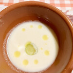 サル イ アモール - 季節のスープ　ガーリック風味。つぶつぶしてたのはジャガイモかなあ？真ん中には、シャインマスカット