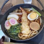 つたや - なべ焼きうどん1300円(税込)を注文。
            熱々スープは甘さスッキリ口説くなく、うどんは細目で柔らかいけどコシがあって美味しい。
            海老天は衣増しじゃなくてしっかり太い！五臓六腑に染み渡る～♪