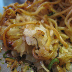 Okonomiyaki Hirano - 但し、バラけてくるので箸で食べるのは難しく、
      ヘラと箸の両用が求められるお好み焼きでした。
      