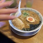 丸源ラーメン - 撮影を妨害する坊や