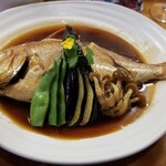 飯屋こふく - 煮魚定食。真鯛がむちゃくちゃ大きいのがわかるだろうか？！お得過ぎてランチの値段では申し訳ないっ！