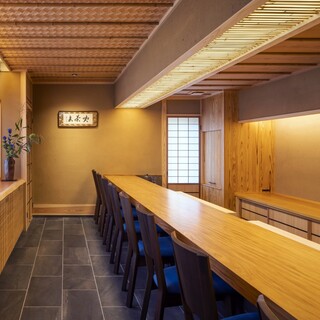 住宅街の一軒家に佇む、大人のための洗練空間で寛ぐ