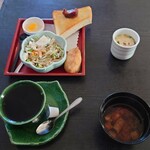 なご味 秋桜 - 茶碗蒸しの蓋を取ってみた
◯ホットコーヒー
抽出されてからある程度時間経過してる味わいと香り。
出来合いがあるのでホットコーヒーを勧めちゃった？（笑）
結構コスパは良いので文句は言えない？笑