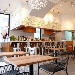 気軽に足を運べる路面店。オシャレな空間で寛ぎのひとときを♪